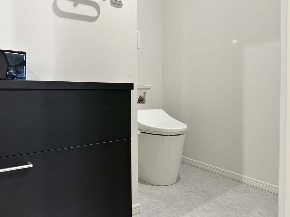 OTSUNAGIドットコムで利用できるレンタルスペースのトイレ。大理石模様の床で清潔感がある。