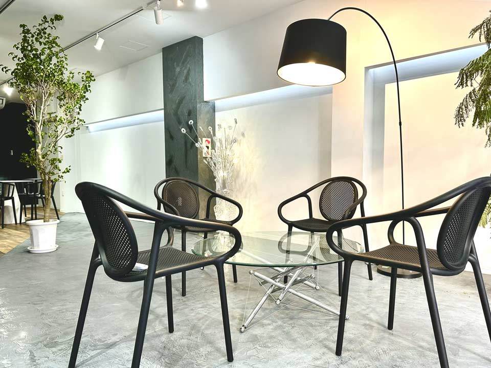 OTSUNAGIドットコムで利用するスペースの風景。椅子が4つローテーブルを囲むように並んでいる。